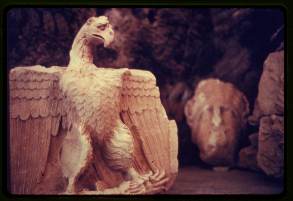 الصورة ملتقطة في البتراء في الأرْدُنّ سنة 1950 وهي اليوم من مقتنيات مكتبة الكونگرس الأميركي. 
